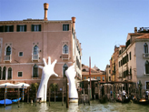 L'oeuvre de Lorenzo Quinn sur le Grand Canal