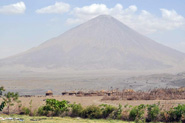 Le Mont Lengaï qui domine un village masaï