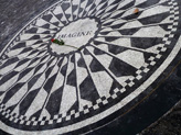 La plaque en m�moire de John Lennon, dans le Parc, en face du Dakota Building, lieu o� habitait et o� s'est fait assassiner le chanteur