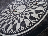 La plaque en mémoire de John Lennon, dans le Parc, en face du Dakota Building, lieu où habitait et où s'est fait assassiner le chanteur