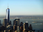 La nouvelle tour du WTC et la Statue de la libert� sur la droite