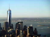 La nouvelle tour du WTC et la Statue de la liberté sur la droite