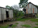 A gauche la cuisine/salle  manger,  droite la chambre.